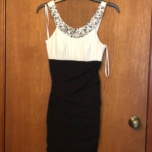 Dresses & Skirts - Selling old homecoming dress